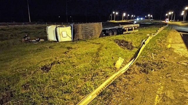 El siniestro se registró en la Autovía 14 y el camión terminó en el costado interno del camino.