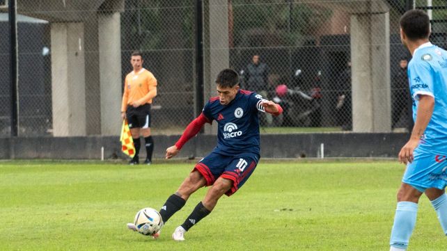Juan Ignacio Vieyra remata un tiro libre en el primer tiemo que era peligroso pero se fue sin pena ni gloria. Leones FC y Yupanqui igualaron 0 a 0.
