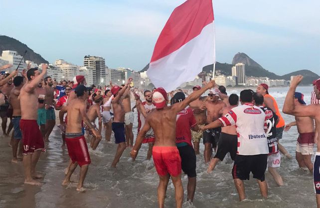 Los fanáticos de Unión hicieron delirar a Copacabana con un banderazo