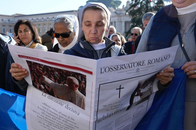 Una monja lee el periódico del Vaticano L