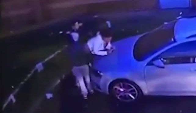 La escena fue registrada por las cámaras de seguridad en las afueras de un supermercado.