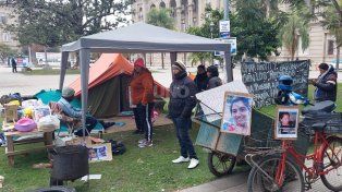 Acampe familiares de Mónica Aquino en la plaza frente a los Tribunales&nbsp;