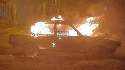 Un incendio intencional afectó íntegramente a un Peugeot