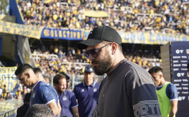 Antes del partido con Talleres, Broun se arrimó al tejido a firmar camisetas de los hinchas de Central.