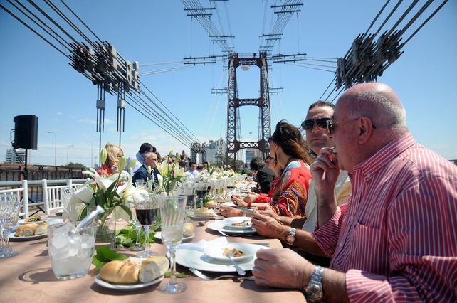 El Puente Colgante se transformó por primera vez en un comedor a favor de la solidaridad
