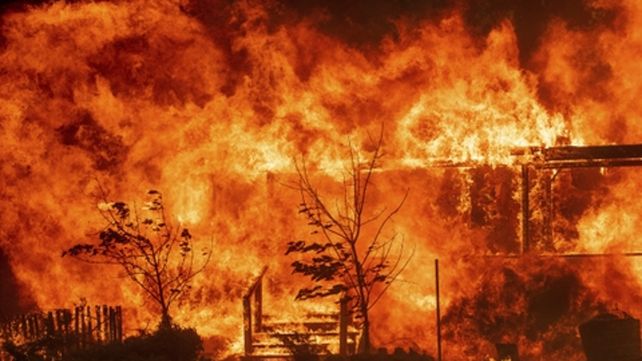 Descontrolado. Mendocino avanza implacable al norte de San Francisco. Sólo contuvieron un 34 por ciento.