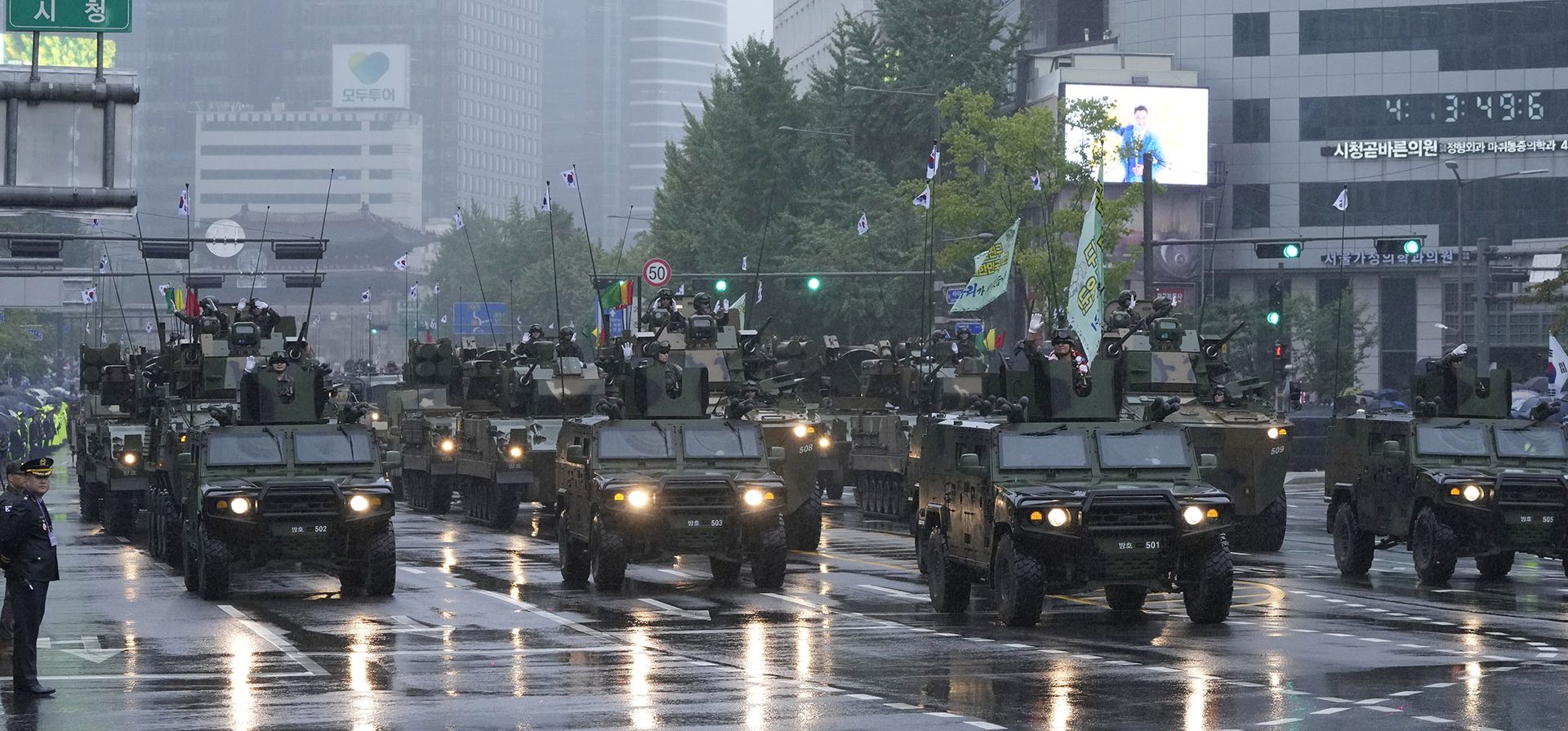 Vehículos blindados del ejército de Corea del Sur participan en un desfile durante la ceremonia del 75º Día de las Fuerzas Armadas de Corea del Sur en Seúl, Corea del Sur, el martes 26 de septiembre de 2023. El presidente de Corea del Sur prometió tomar represalias de inmediato contra cualquier posible provocación de Corea del Norte en su Ejército. (Foto AP/Ahn Young-joon) Vehículos blindados del ejército de Corea del Sur participan en un desfile durante la ceremonia del 75º Día de las Fuerzas Armadas de Corea del Sur en Seúl, Corea del Sur, el martes 26 de septiembre de 2023. El presidente de Corea del Sur prometió tomar represalias de inmediato contra cualquier posible provocación de Corea del Norte en su Ejército. (Foto AP/Ahn Young-joon)