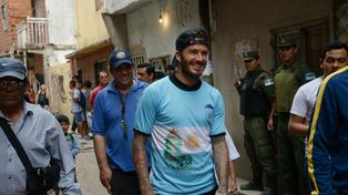 David Beckham jugó al fútbol con los pibes de la villa 1-11-14