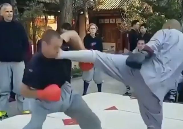 Un monje shaolín noqueó a un luchador de MMA de una patada y es furor en las redes