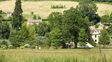 Compraron un pueblo en Inglaterra para poder vivir todos juntos