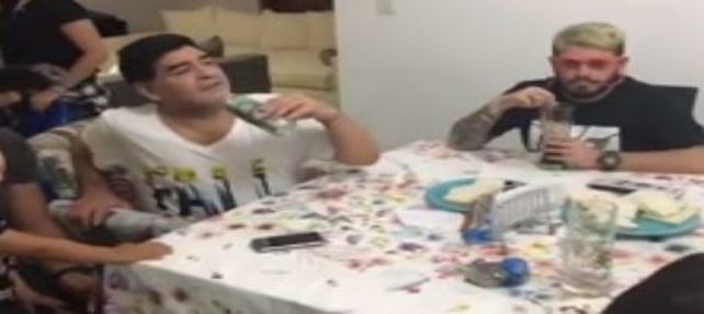 Mannequin Challenge. Maradona junto a Diego Junior que se tiñó el pelo al estilo Messi.