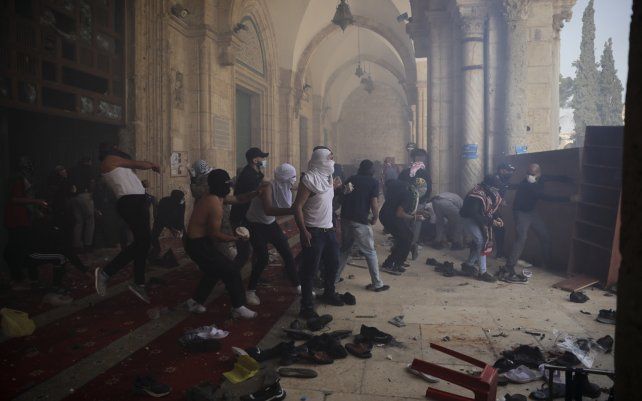 Palestinos chocan con las fuerzas de seguridad israelíes en el recinto de la Mezquita Al Aqsa en la Ciudad Vieja de Jerusalén. La policía israelí se enfrentó con manifestantes palestinos en el lugar sagrado de Jerusalén.