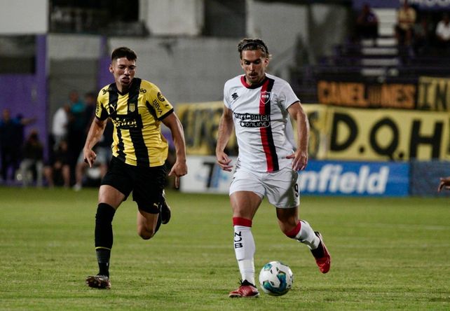 Newells derrotó 1 a 0 a Peñarol con un rendimiento de mayor a menor