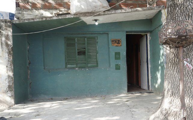 Dean Funes al 8100, acribillaron a un hombre de 37 años en su casa de zona sudoeste. Dos pistoleros se acercaron a la víctima y le efectuaron varios disparos. La policía levantó en el lugar 24 vainas servidas.