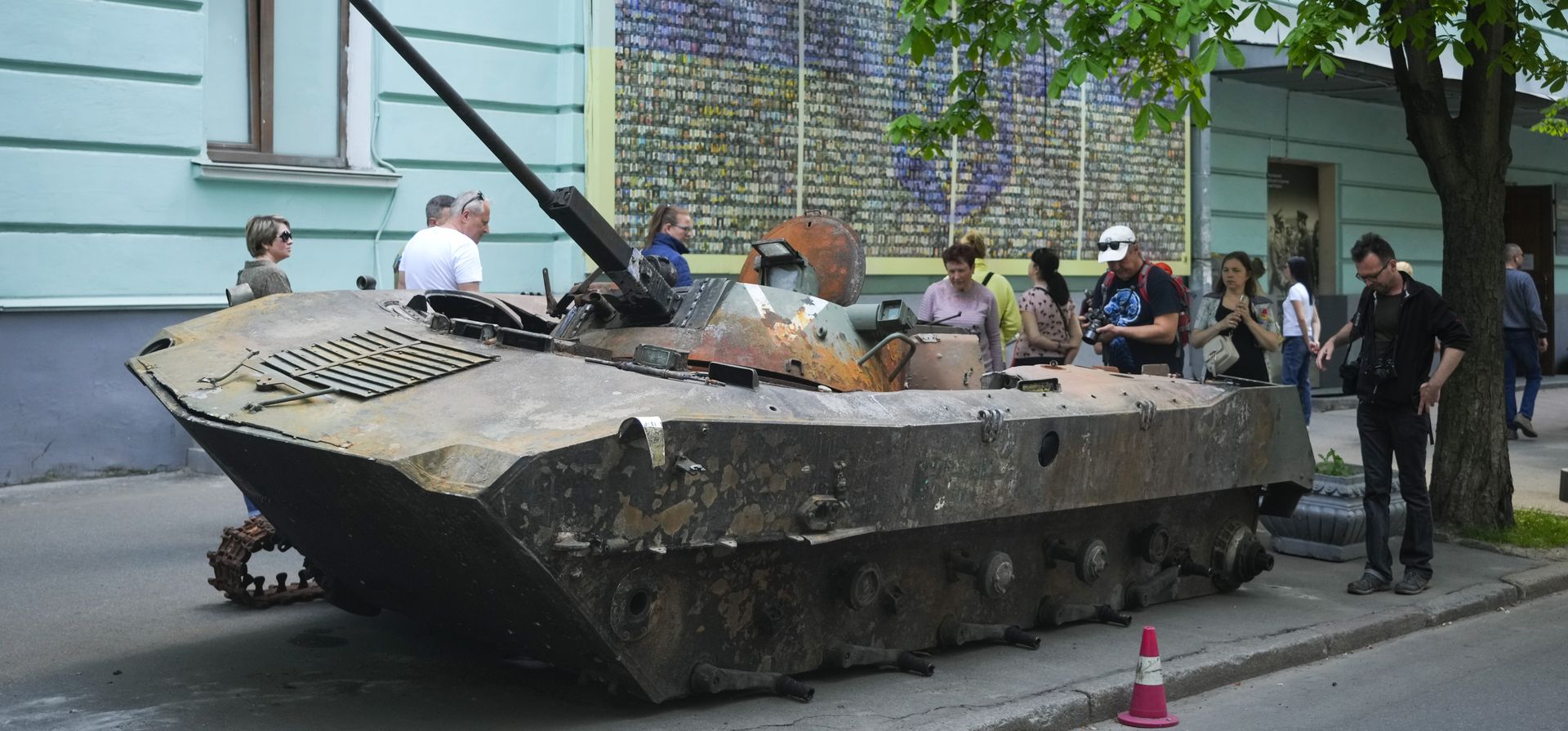 La gente mira un vehículo militar ruso destruido por las tropas ucranianas en una batalla contra los invasores rusos y llevado a la capital como recordatorio de la guerra en Kiev, Ucrania, el jueves 12 de mayo de 2022.