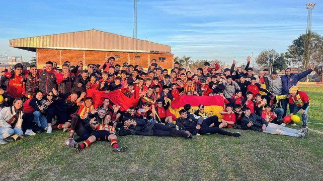 Los jugadores de Atlético Neuquén festejan el campeonato.