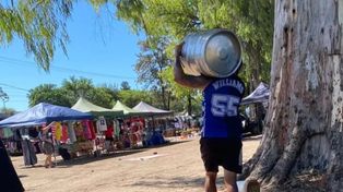 Un camión con cerveza perdió su carga frente al Hospital Iturraspe: un grupo de personas se llevaron barriles al hombro