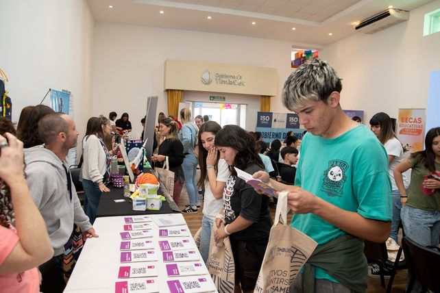 Jóvenes y adultos de Timbúes exploraron su futuro en la Expo Carreras 2024
