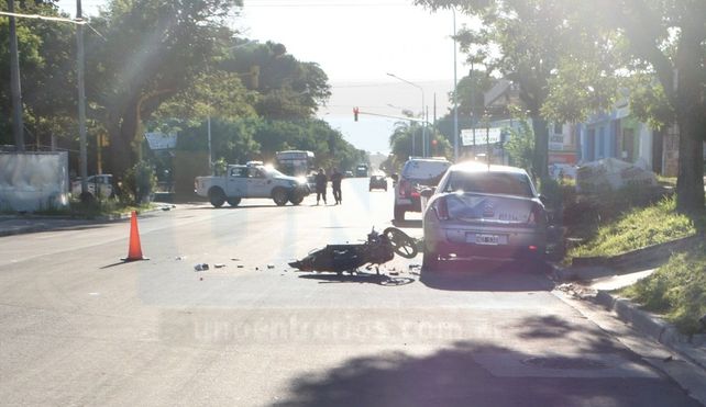 Motoclicista en grave estado luego de chocar un vehículo estacionado