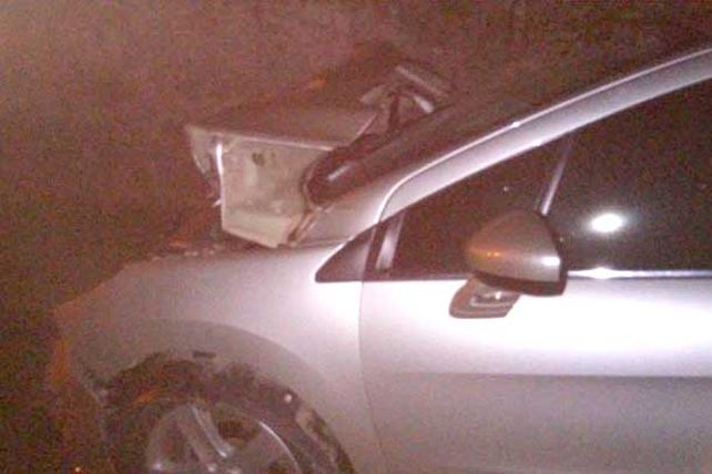 El auto impactó con la parte trasera de un camión. Fuente: www.laradioramallo.com.ar