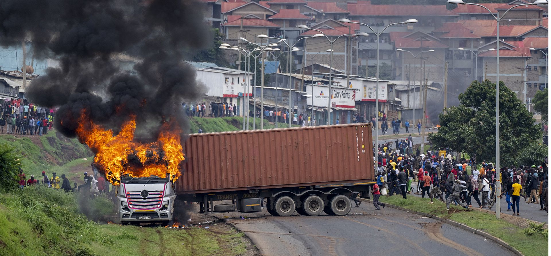 Nairobi, Kenia. Un camión se quema después de que manifestantes de la oposición le prendieran fuego y el chofer no abrir el contenedor que transportaba durante los enfrentamientos en el barrio marginal de Kibera. Fotografía: Ben Curtis/AP