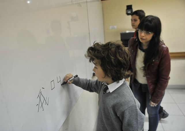 Por ahora son poquitos los que desde muy pequeños se animan a desafiar una lengua culturalmente diferente en su escritura. Dicen que es tan difícil como divertido.