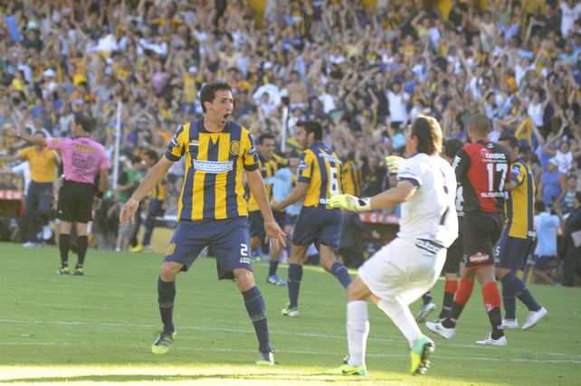 Festejo clásico. Donatti celebra el triunfo del clásico en Arroyito con Caranta.
