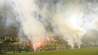 Los hinchas de Central arrojaron bombas de humo y pirotecnia en el partido ante Sarmiento.
