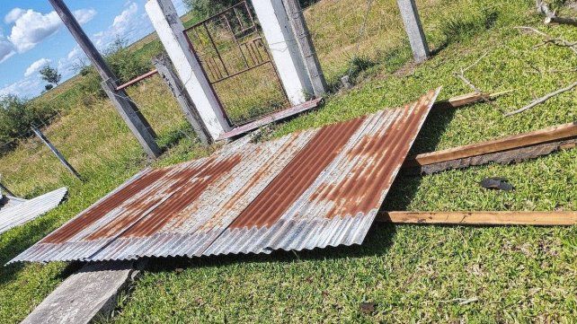 Las chapas del techo de la Escuela Rural N° 33 de Colonia San Justo volaron pro los campos