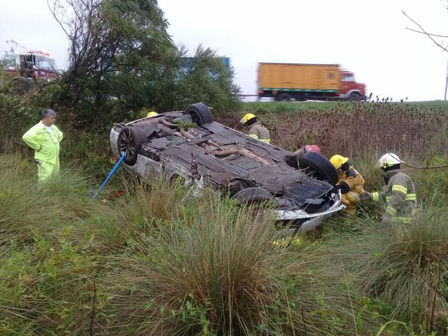 Un muerto en un espectacular accidente en la autopista que une Rosario con Santa Fe