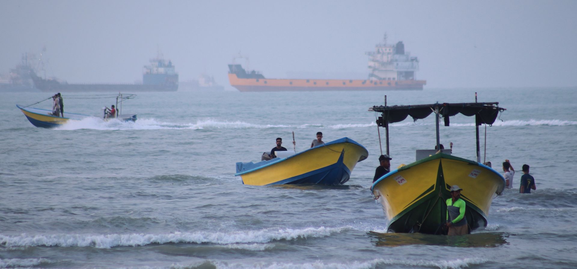 Pequeñas embarcaciones llegan a la costa mientras mercantes y otros buques comerciales parecen fondeados en el estrecho de Ormuz, ante la costa de Bandar Abbas, Irán, el 27 de julio de 2026. (Razieh Poudat/ISNA via AP) Pequeñas embarcaciones llegan a la costa mientras mercantes y otros buques comerciales parecen fondeados en el estrecho de Ormuz, ante la costa de Bandar Abbas, Irán, el 27 de julio de 2026. (Razieh Poudat/ISNA via AP)