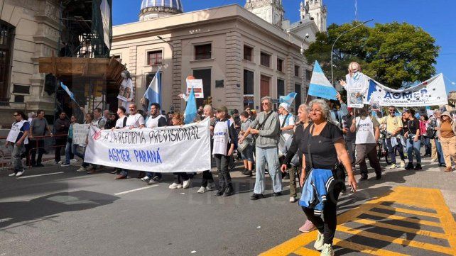 La Intersindical en Defensa del Sistema previsional concentró en plaza de Mayo y marchó hacia Casa de Gobierno en defensa d ela Caja de Jubilaciones