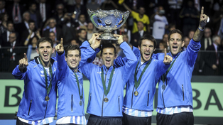 Delbonis, Pella, Orsanic, Mayer y Del Potro levantan la Copa Davis por primera vez para la Argentina.