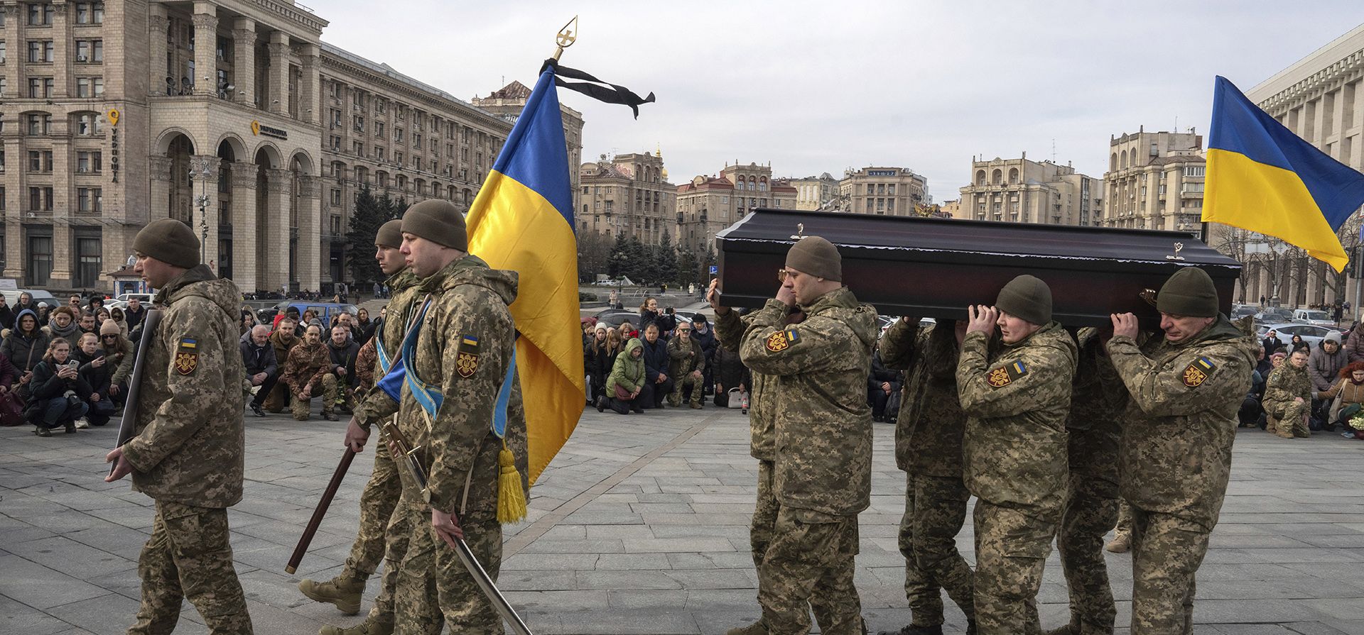 Militares ucranianos llevan el ataúd de su compañero soldado Vasyl Ratushnyy, de 28 años, durante la ceremonia fúnebre en la plaza de la Independencia en Kiev, Ucrania, el miércoles 5 de marzo de 2025. (Foto AP/Efrem Lukatsky)