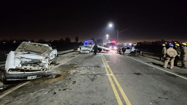 Tres vehículos colisionaron en una avenida de Concordia. Hay una persona fallecida y cuatro mujeres heridas hospitalizadas