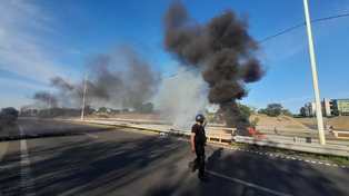 Personal policial trabajaba esta mañana en del despeje del Acceso Sur, tras el desalojo de los portuarios.&nbsp;