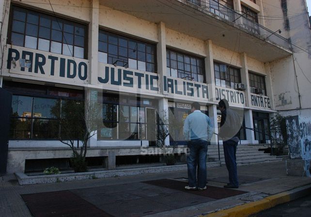 Normalización. El partido le debe meses de sueldos a los trabajadores y tiene su sede prácticamente cerrada / Foto: José Busiemi - Uno Santa Fe
