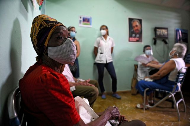 LA HABANA. Una mujer mayor espera ser inoculada en un centro de vacunación.