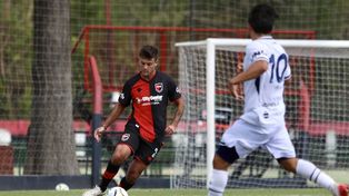 Glavinovih volvió a tener minutos de fútbol formal en la reserva y aparece como una nueva opción en la zaga,