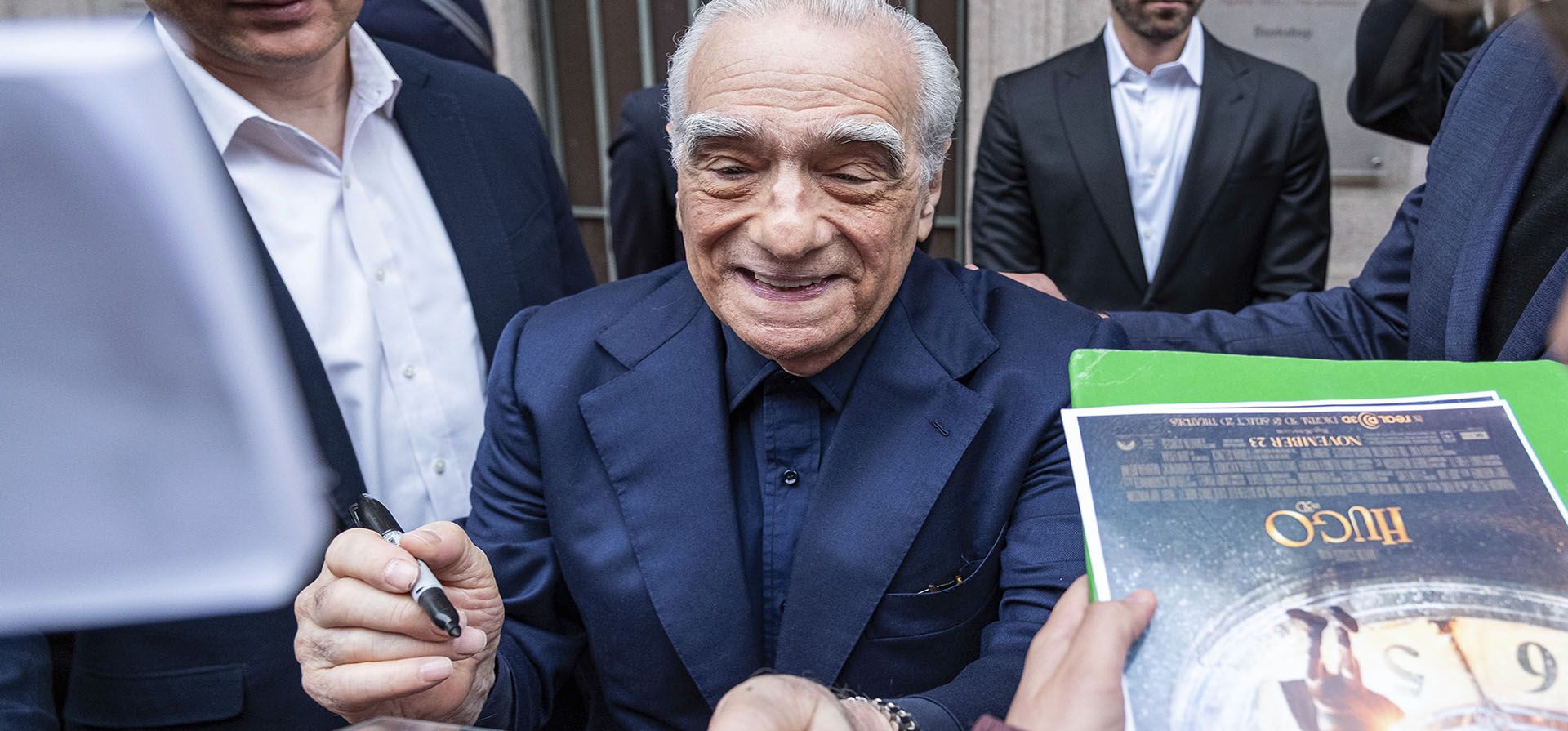 El director Martin Scorsese firma autógrafos mientras se reúne con sus fans frente al Museo Nacional del Cine en Turín, Italia, el martes 8 de octubre de 2024. (Giacomo Longo/LaPresse vía AP) El director Martin Scorsese firma autógrafos mientras se reúne con sus fans frente al Museo Nacional del Cine en Turín, Italia, el martes 8 de octubre de 2024. (Giacomo Longo/LaPresse vía AP)