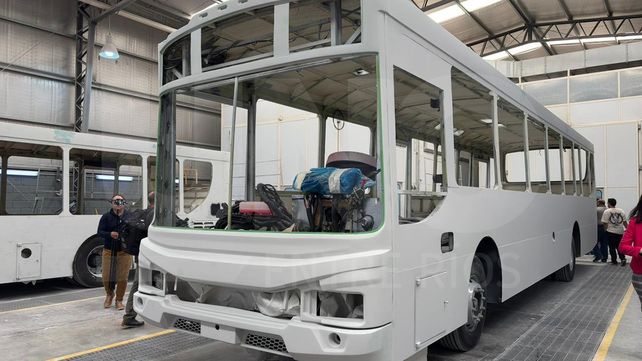 Ya ensamblan y plotean los colectivos que circularán en Paraná