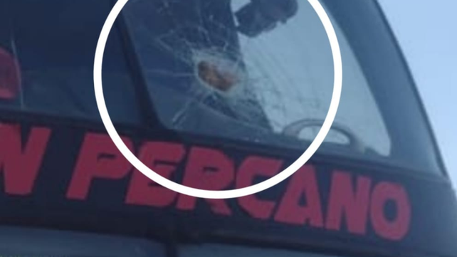El parabrisas frontal superior de un micro tras el impacto de un ladrillo. Fue el lunes en autopista a Buenos Aires y ruta A-012.