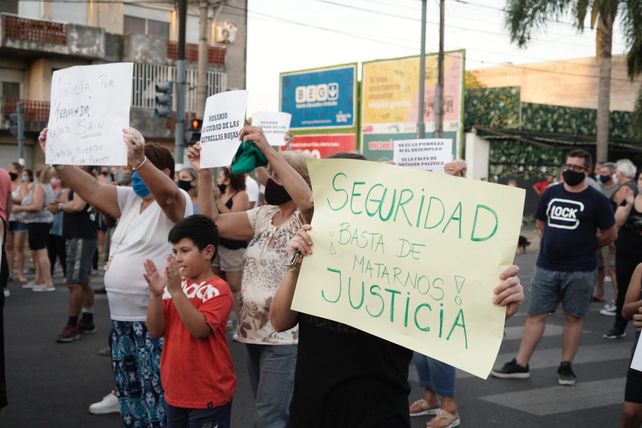 Multitudinario pedido por más seguridad en la zona oeste tras el crimen de Fernando Dipre