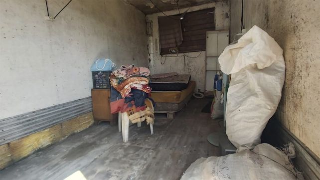 el interior de uno de los trailers donde vivían personas sin ningún servicio esencial.&nbsp;