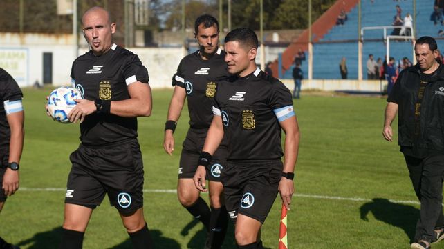 El guardaespaldas de los árbitros en los estadios rosarinos que alguna vez soñó con ser futbolista