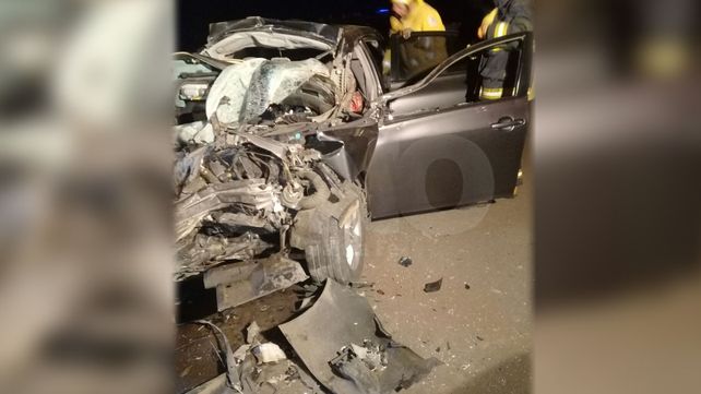 Murieron dos hombres que chocaron su auto contra un camión