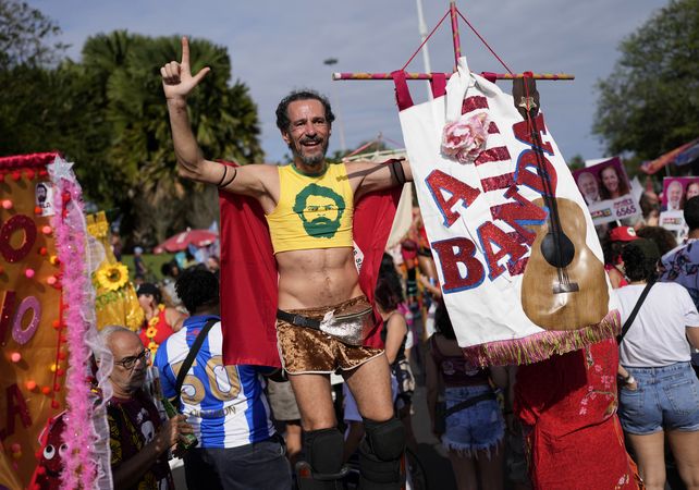 Un artista que lleva una camiseta con la imagen del ex presidente de Brasil y ahora candidato presidencial Luiz Inacio 
