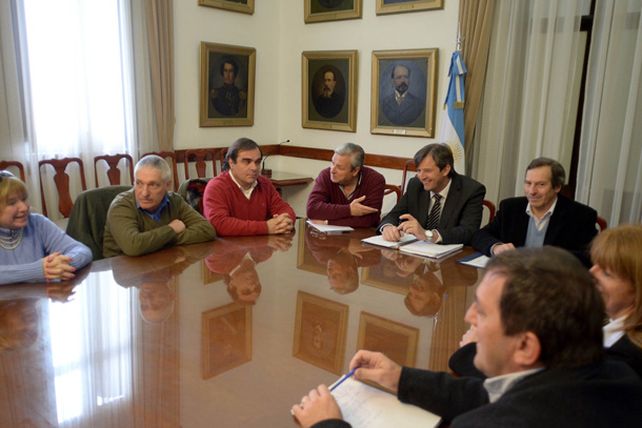 El gobierno propuso a los docentes adelantar a julio el aumento previsto para agosto