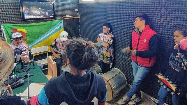 Batucada. En vivo para contagiar ritmo a los oyentes de la radio que sale de la escuela Bicentenario de la Patria.