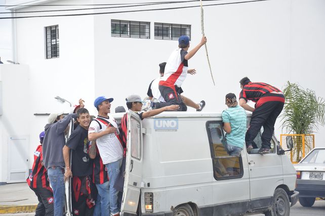 En el clásico que se jugó en la cancha de Paraná los hinchas de Patronato llegaron hasta la esquina del club. Foto UNO Mateo Oviedo.&nbsp;